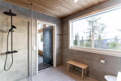 索特Näköalahuvila Pikku-Syötteen Helmi的带淋浴的浴室和窗户。