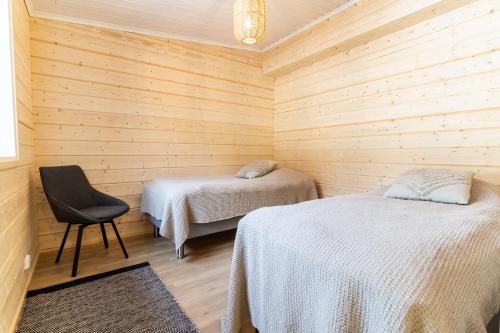 索特Näköalahuvila Pikku-Syötteen Helmi的一间设有两张床和椅子的房间