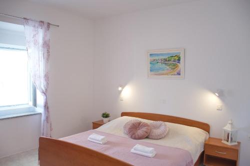 博罗维奇SeaSide VARSAN的一间卧室配有一张带两个枕头的床