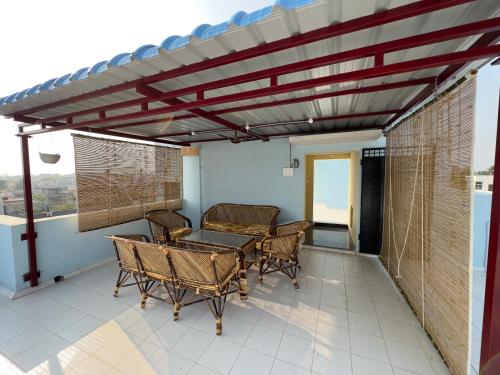 蓬蒂切里Sri Apartment 2BHK For Familys Couples Parking A1的阳台的天井配有桌椅