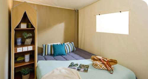 沃勒维克Camping Onlycamp Pierre & Sources的小房间,设有床和书架