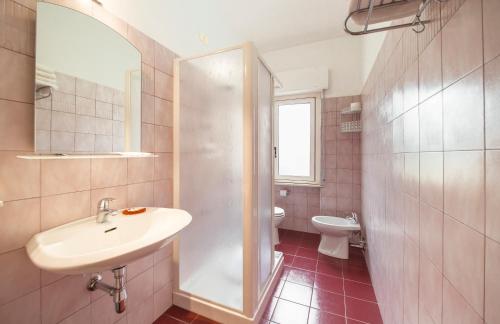 皮内托Albergo Il Veliero的一间带水槽和卫生间的浴室
