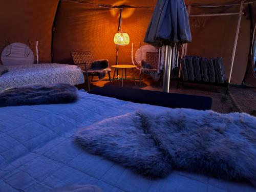 IdestrupRomantic Luxus Glamping 3的一间卧室配有一张带紫色毯子的床