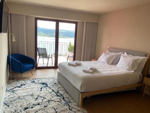 蒙塔莱格里Belas Vistas Hotel的一间带大床的卧室和一个阳台