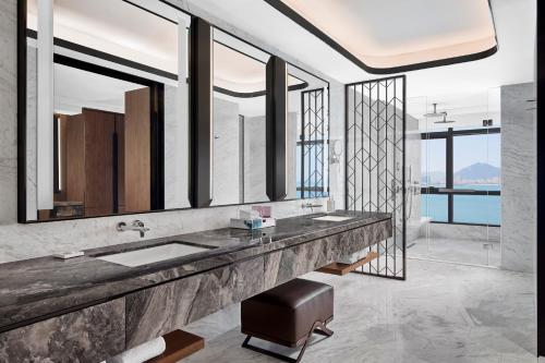 厦门厦门百琪万怡酒店的一间带水槽和大镜子的浴室