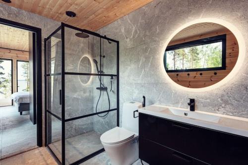 萨洛Saunamäki Resort - Lux Villa的带淋浴、卫生间和盥洗盆的浴室