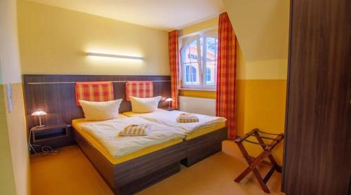 普雷罗斯坦伯格普雷罗酒店的一间卧室设有一张床和一个窗口
