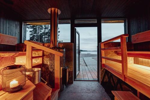 萨洛Saunamäki Resort - Beachfront的客房设有海景阳台。