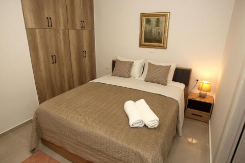 希俄斯Central Luxury Flat 2的一间卧室配有一张床,上面有两条毛巾