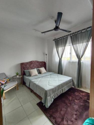 雪邦Qilayna guest room的一间卧室配有一张床和吊扇