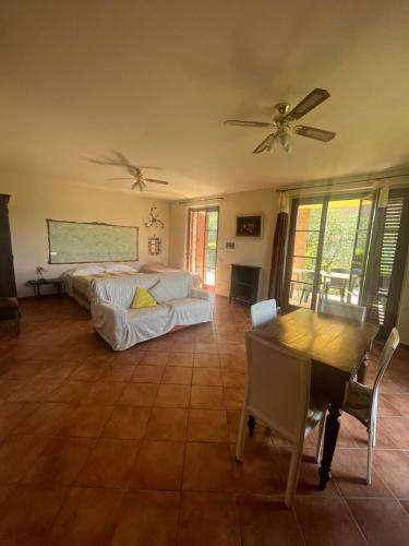 圣吉米纳诺安东内拉乡村旅馆的客厅配有床和桌子