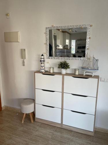 阿勒纳勒斯德尔索尔Sea-view 3-bedroom apartment near Alicante的镜子房内的梳妆台