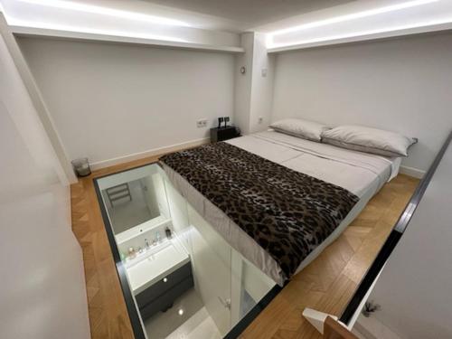 蒙特卡罗Studio port hercule Monaco的一间卧室设有一张大床和玻璃墙