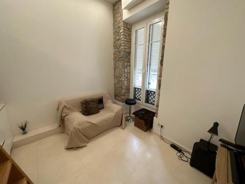 蒙特卡罗Studio port hercule Monaco的带沙发和窗户的客厅