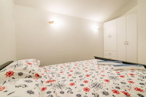 比耶拉Bright Apartment的一间卧室配有一张带花卉床罩的床