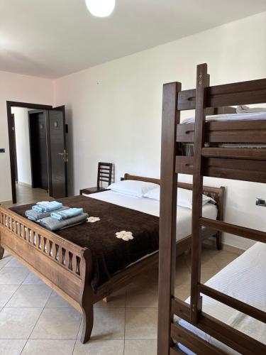 圣金Horizonti Blu的一间卧室设有两张双层床和梯子