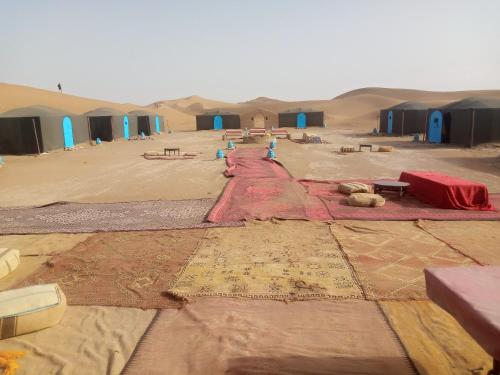 MhamidM'hamid Adventures的沙子里有一群小屋的沙漠