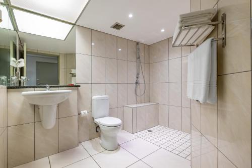 哈里史密斯African Sky Harrismith Inn的一间带卫生间和水槽的浴室