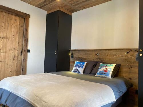 圣热尔韦莱班Appartement Saint-Gervais-Les-Bains的一间卧室配有一张带两个枕头的床