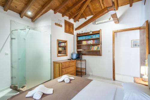 斯基亚索斯镇ELIZA Skiathos的一间卧室设有一张床和一个玻璃淋浴间