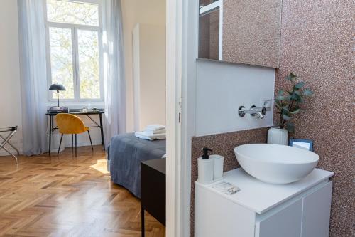 科莫Lago Design Guest House - Como Center的一间带水槽的浴室和一张位于客房内的床