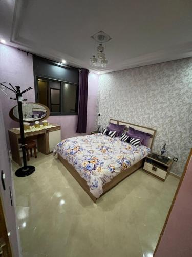 盖尼特拉Tajhiz alliance darna的一间卧室配有一张大床和镜子
