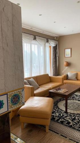 斯伽尔达Bella Vita brīvdienu māja的客厅配有沙发和桌子