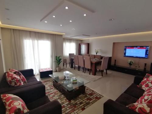 开罗Superb & comfy 3BDR apartment with outstanding view شقة فندقية فاخرة فيو رائع للمطار的带沙发的客厅和用餐室