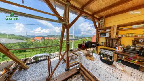 维索科Bosnian Pyramid Glamping的厨房享有火车轨道的景致。