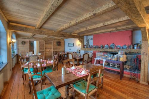 库马约尔Locanda La Brenva - Estella Hotel Collection的一间设有木桌和椅子的餐厅