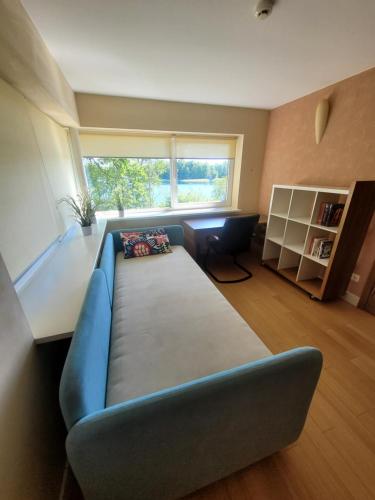 特拉凯Domido Villa的客厅设有蓝色的沙发和窗户。