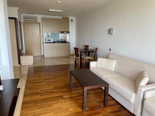 拉夫达private apartments in Emerald的客厅配有白色的沙发和桌子