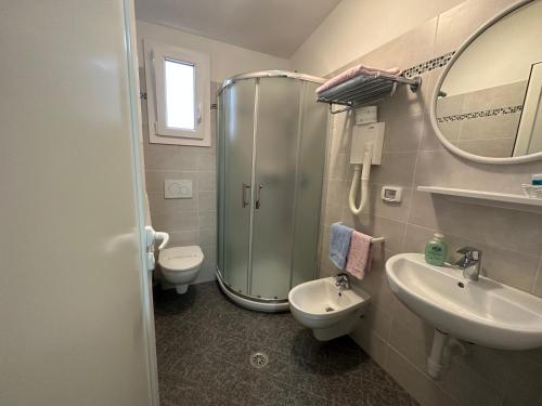 阿祖罗港Hotel Barbarossa的带淋浴、盥洗盆和卫生间的浴室
