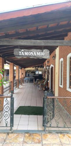 里梅拉Chácara Tâmonamió - Casa de campo completa para sua família - WIFI fibra的一座庭院,上面有读塔莫诺莫的标志
