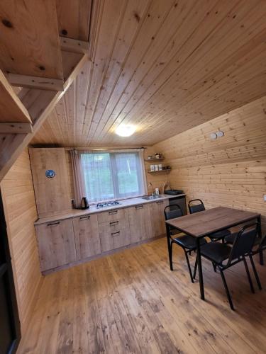 卡兹贝吉Pine Chalet Kazbegi的小屋内的房间,配有桌椅
