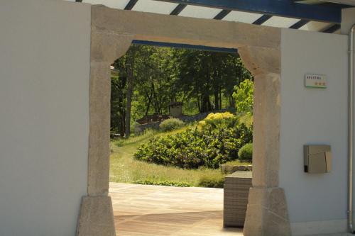 BranikApartment Dandelion的透过石拱门可欣赏到花园景色