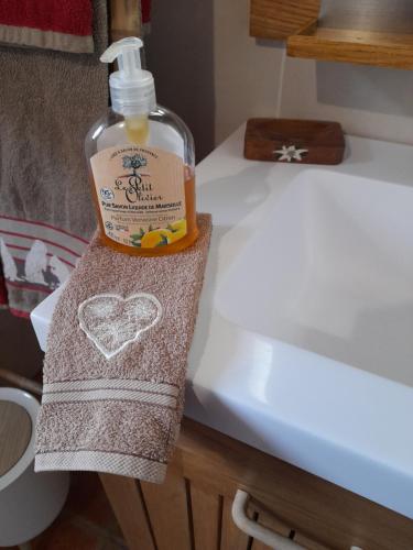 RimplasStella Alpina的洗涤槽旁毛巾上放一瓶肥皂