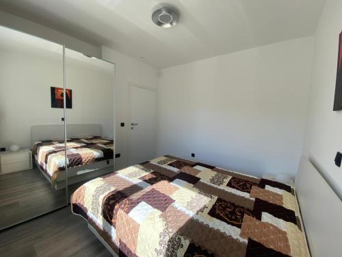 普利莫顿Apartment Primero的一间卧室配有两张床和镜子