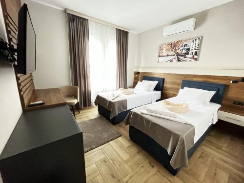 ĆAKA Luxury Rooms & Restaurant客房内的一张或多张床位
