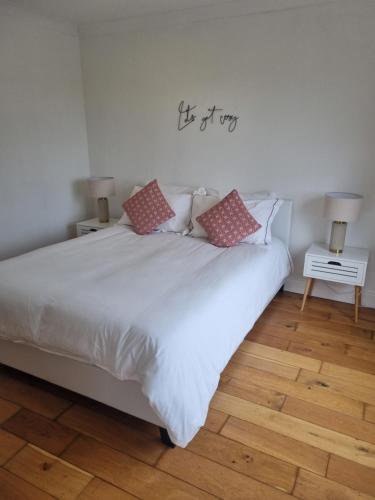 克利夫登Vimy House的卧室配有白色的床和枕头。