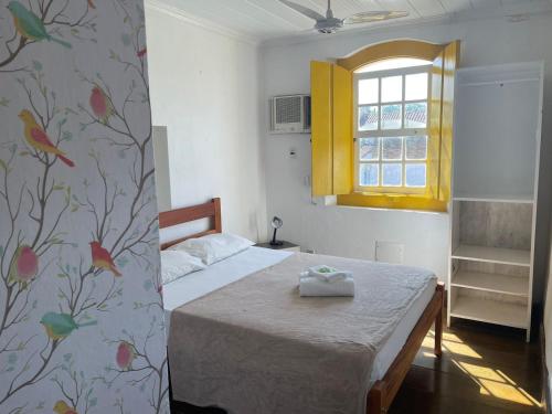 帕拉蒂福塔雷萨旅馆的一间小卧室,配有床和窗户