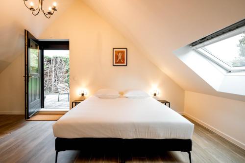 卡尼Bij de secretaris的一间卧室设有一张床和一个大窗户