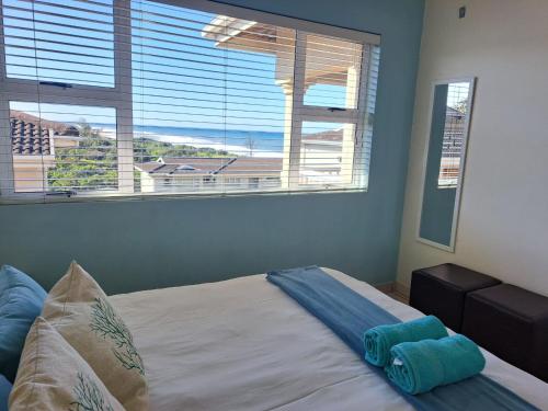 谢普斯敦港Hello Holiday at 4 Boboyi Mangrove Beach Estate的一间卧室设有一张床,享有海景