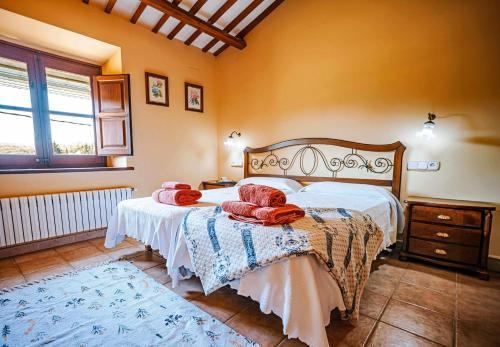 巴利-略夫雷加Mas dels Avis Tipica Masia Catalana的一间卧室配有带毛巾的床