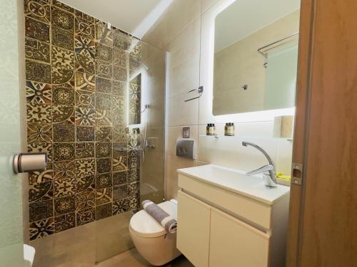 欧拉努波利斯Yulia Luxury Apartment的浴室配有卫生间、盥洗盆和淋浴。