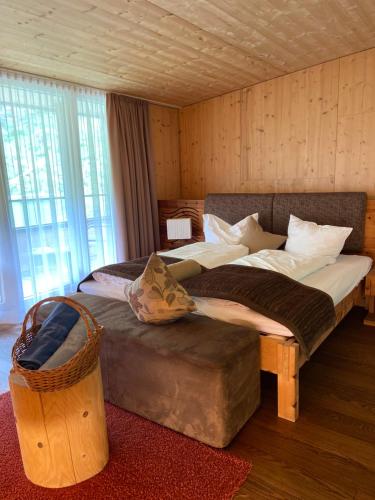 胡普加顿蒂弗雷雪松音水疗酒店的一间卧室设有一张大床和一个大窗户