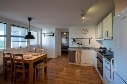 哈纳弗约德尔Lovely one bedroom apartment in Hafnarfjordur的厨房以及带桌椅的用餐室。