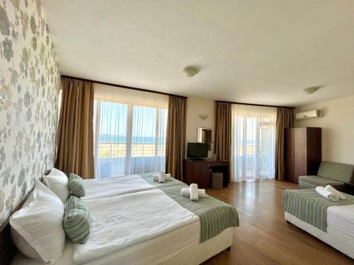 普里莫尔斯科Sea View的酒店客房设有两张床和大窗户。