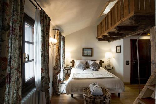 库马约尔Locanda La Brenva - Estella Hotel Collection的一间卧室设有一张床和一个大窗户