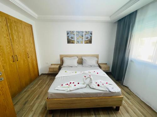 古莱比耶Luxus-Apartment mit Poolblick的一间卧室配有两张带毛巾的床